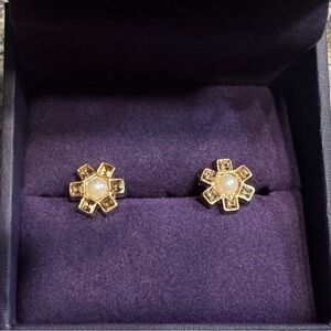 Elegant Gold Flower Stud Earrings with Pearl